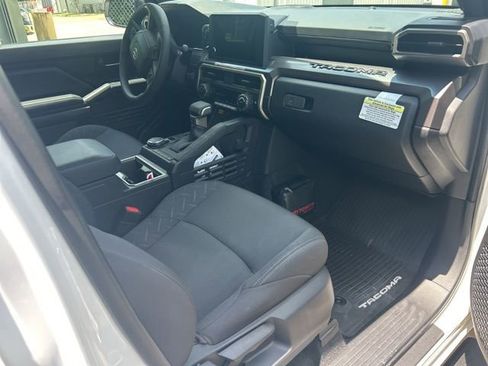 Used 2025 Toyota Tacoma SR5 AWD/4WD image 18