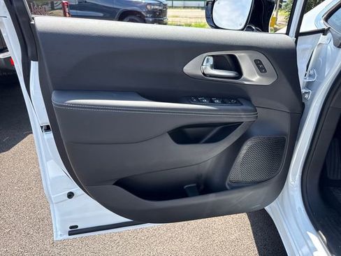 New 2026 Chrysler Pacifica Select image 11