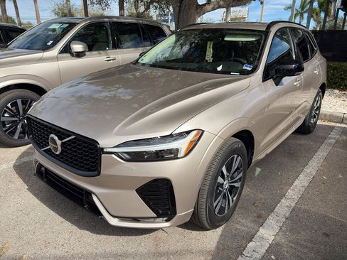 Used 2024 Volvo XC60 B5 Core image 2