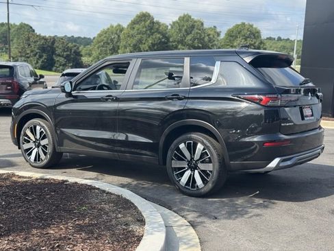 New 2025 Mitsubishi Outlander SE image 8