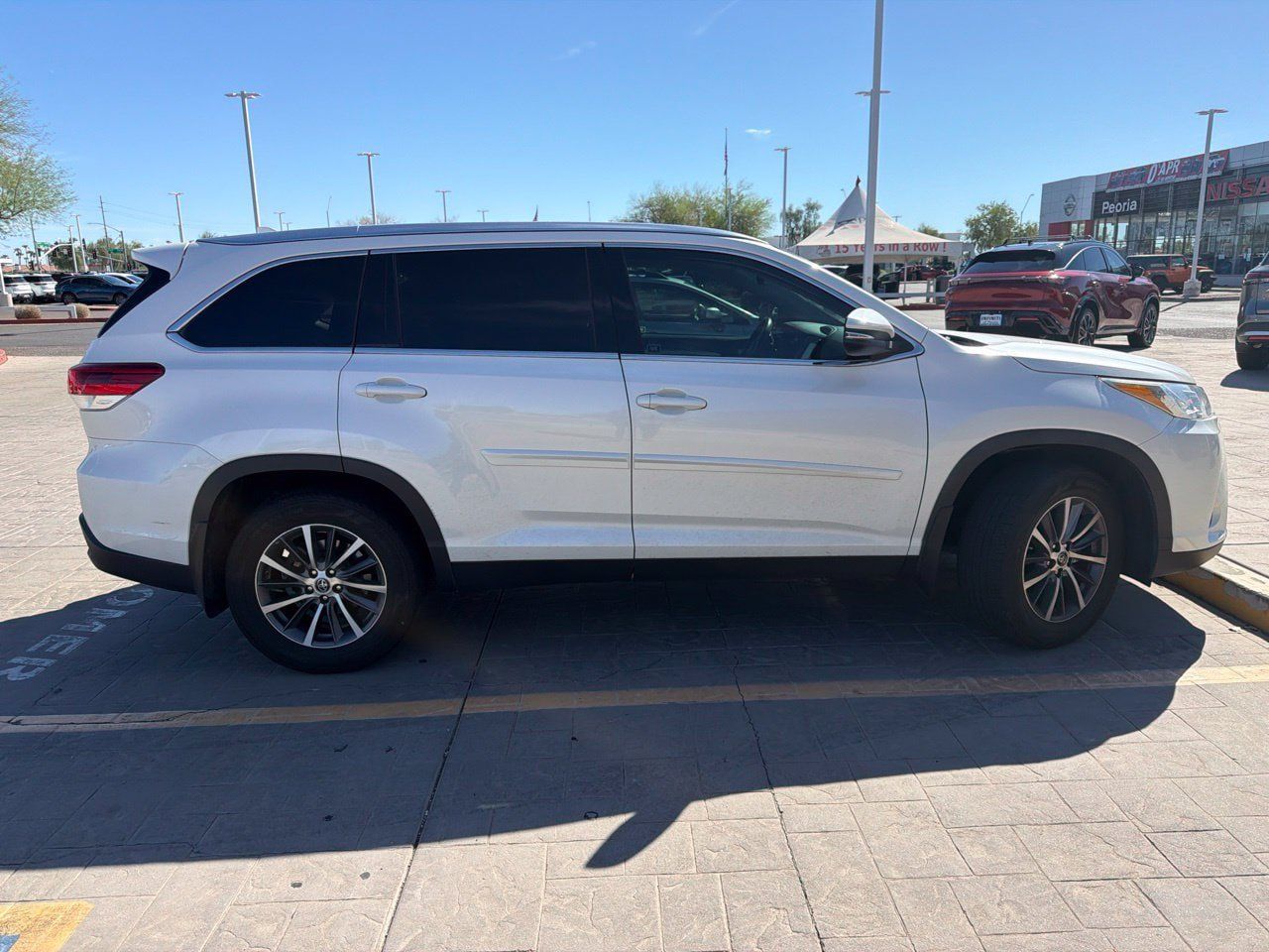 Used 2019 Toyota Highlander XLE AWD/4WD image 4