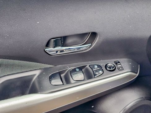 Used 2018 Nissan Kicks SV image 11