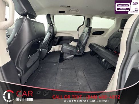 Used 2022 Chrysler Pacifica Touring-L image 18