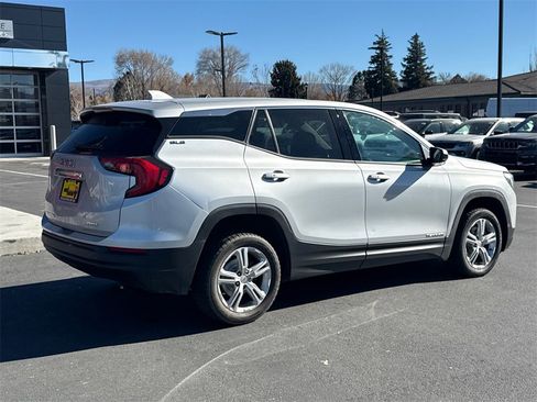 Used 2018 GMC Terrain SLE image 2