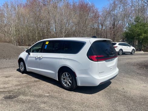 Used 2023 Chrysler Pacifica Touring-L FWD image 8
