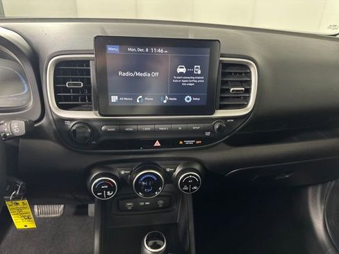 Used 2023 Hyundai Venue SEL image 21