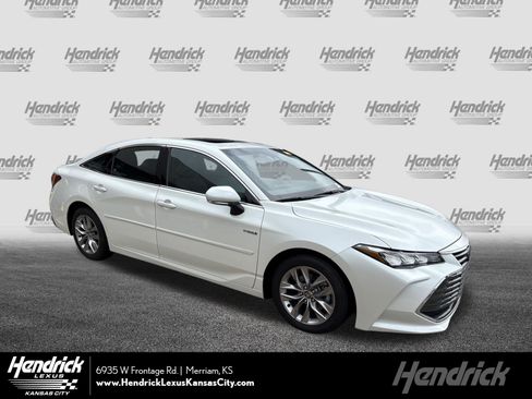 Used 2021 Toyota Avalon XLE w/ Moonroof Package FWD image 1