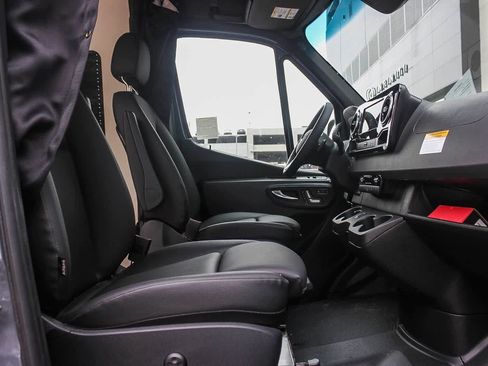 Used 2023 Mercedes-Benz Sprinter 2500 image 17