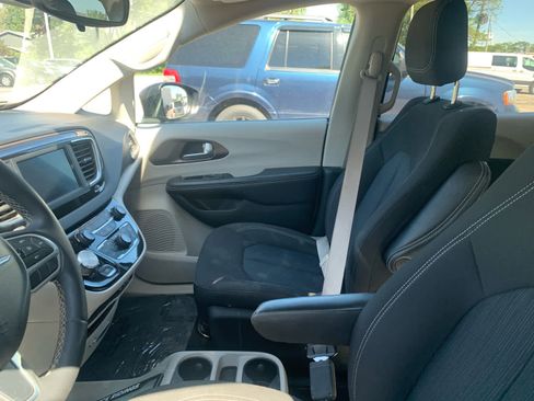 Used 2023 Chrysler Voyager LX FWD image 10