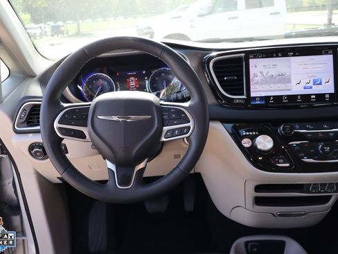 Used 2024 Chrysler Pacifica Touring-L FWD image 18