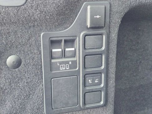 Used 2025 Land Rover Discovery Dynamic SE AWD/4WD image 16