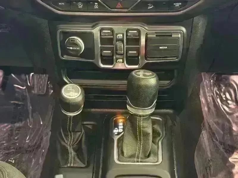 Used 2020 Jeep Wrangler Unlimited Sahara AWD/4WD image 19
