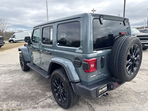 Used 2025 Jeep Wrangler Sahara image 7