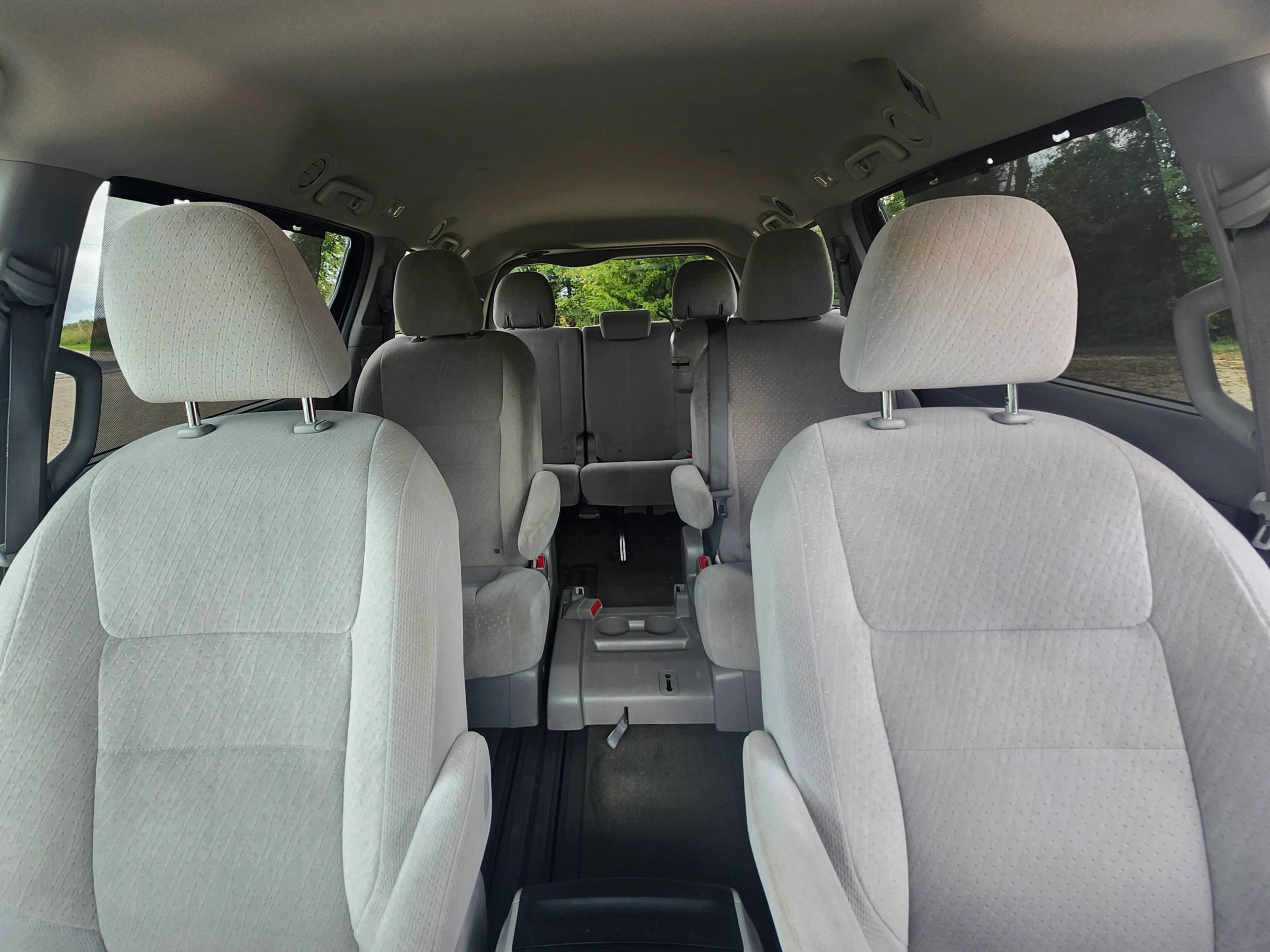 Used 2016 Toyota Sienna LE w/ Four Season Floor Mat Package FWD image 23