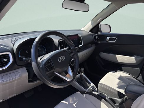 Used 2025 Hyundai Venue SEL FWD image 13