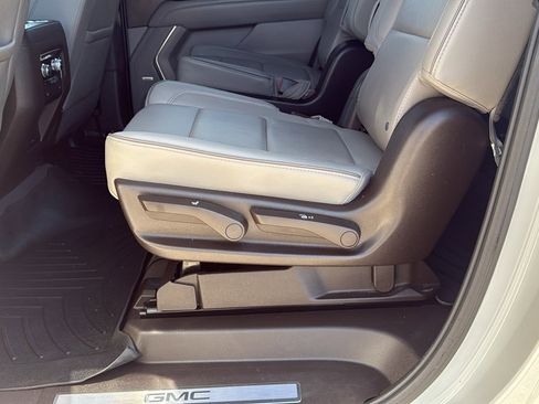 Used 2022 GMC Yukon XL SLT w/ SLT Luxury Package image 14