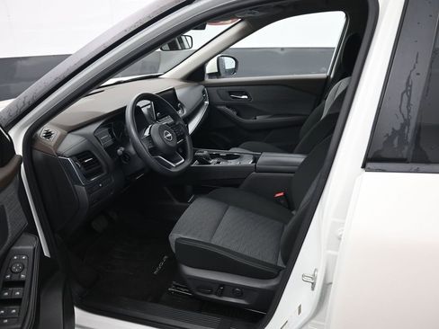 Used 2023 Nissan Rogue SV image 9