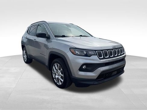 Used 2022 Jeep Compass Latitude AWD/4WD image 3
