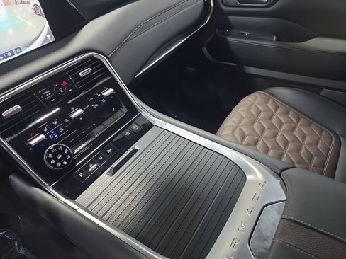 Used 2025 Nissan Armada Platinum Reserve AWD/4WD image 25