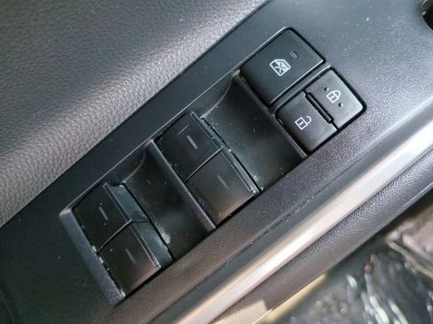 Used 2023 Toyota Highlander XLE FWD image 23