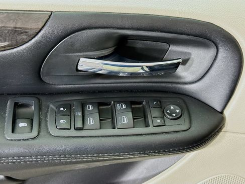 Used 2019 Dodge Grand Caravan SE w/ UConnect Hands-Free Group FWD image 23