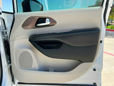 Used 2020 Chrysler Voyager L FWD image 17