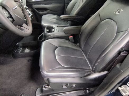 Certified 2023 Chrysler Pacifica Touring-L w/ S Appearance Package image 17