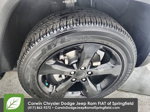 Used 2023 Jeep Grand Cherokee Altitude image 34