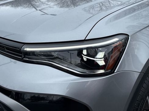 Certified 2025 Volkswagen Taos SE w/ Panoramic Sunroof Package image 9