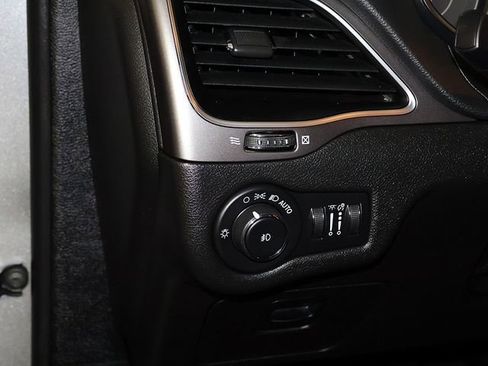 Used 2019 Jeep Cherokee Latitude Plus w/ Cold Weather Group AWD/4WD image 23