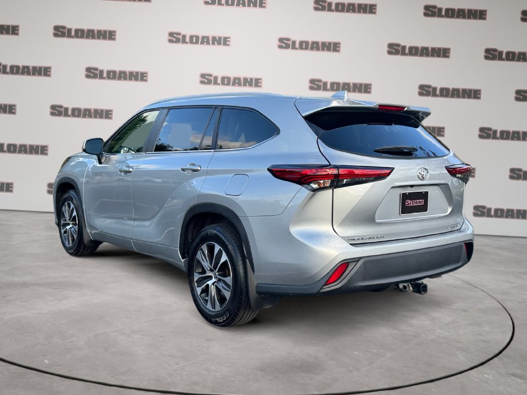 Used 2023 Toyota Highlander XLE AWD/4WD image 3