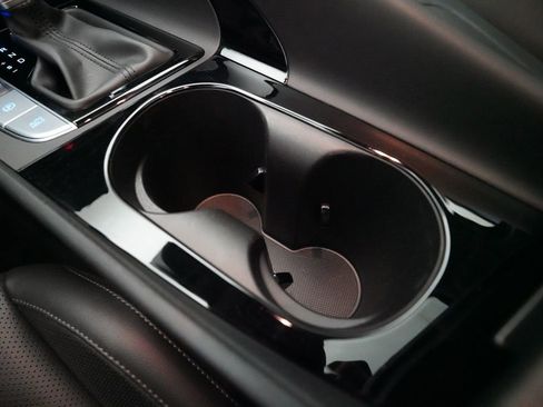 Used 2025 Hyundai Elantra Limited image 16