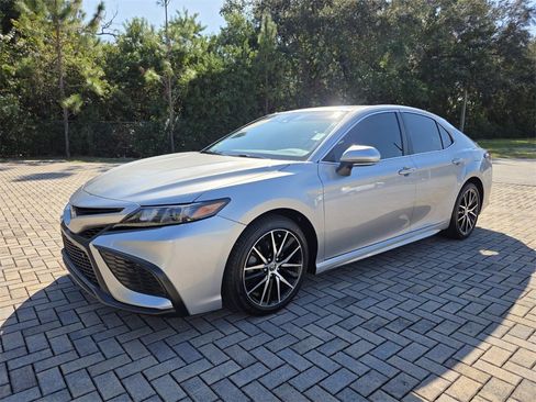 Used 2021 Toyota Camry SE image 3