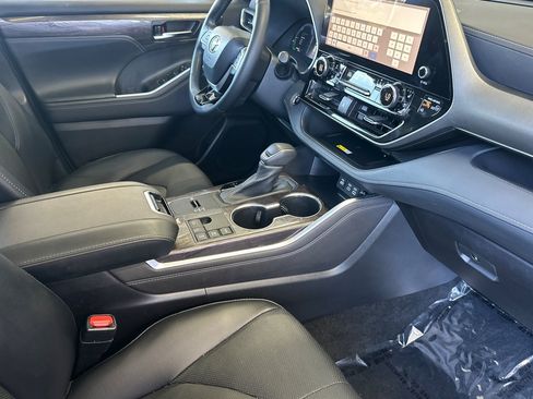 Used 2023 Toyota Highlander Limited AWD/4WD image 16