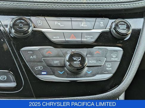 Used 2025 Chrysler Pacifica Limited FWD image 28