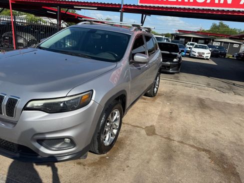 Used 2019 Jeep Cherokee Latitude Plus w/ Comfort/Convenience Group FWD image 2