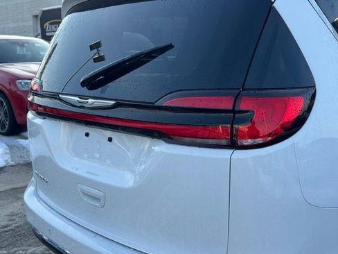 Certified 2024 Chrysler Pacifica Touring-L image 7