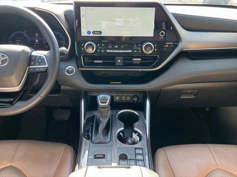 Certified 2025 Toyota Highlander Limited image 19