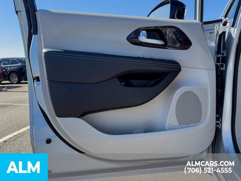 Used 2023 Chrysler Pacifica Limited image 11