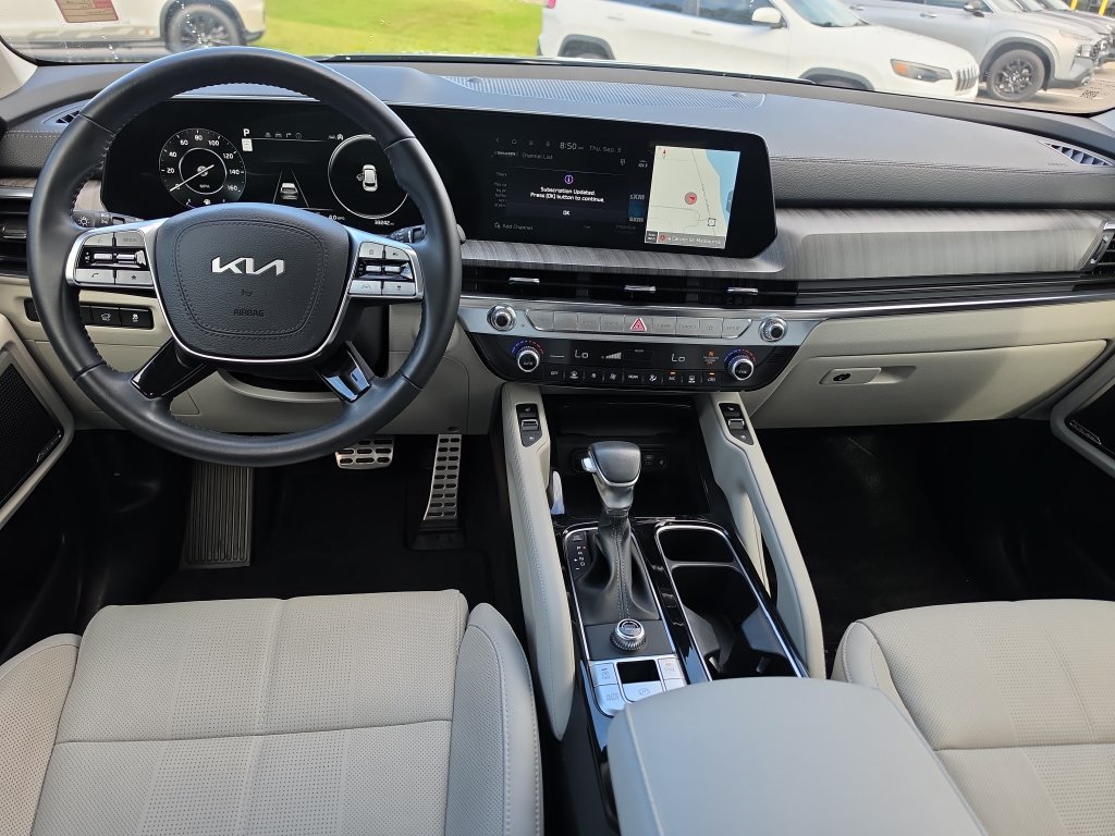 Used 2024 Kia Telluride SX w/ Towing Package FWD image 11