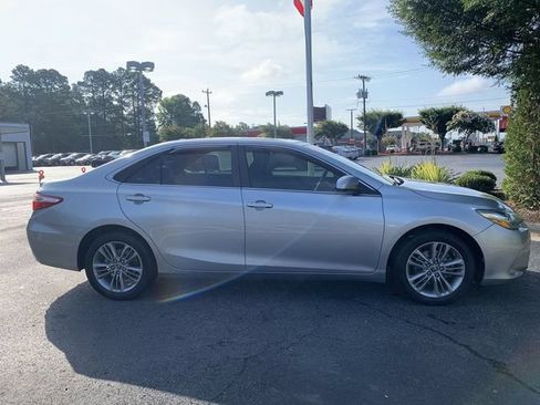 Used 2015 Toyota Camry SE w/ Moonroof Package FWD image 9