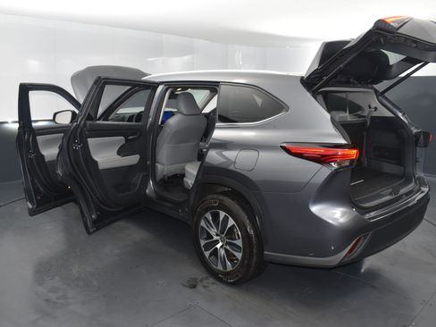 Used 2023 Toyota Highlander XLE FWD image 28