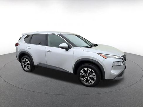 Used 2023 Nissan Rogue SV image 2