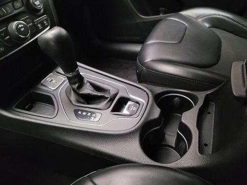 Used 2019 Jeep Cherokee Latitude Plus FWD image 26
