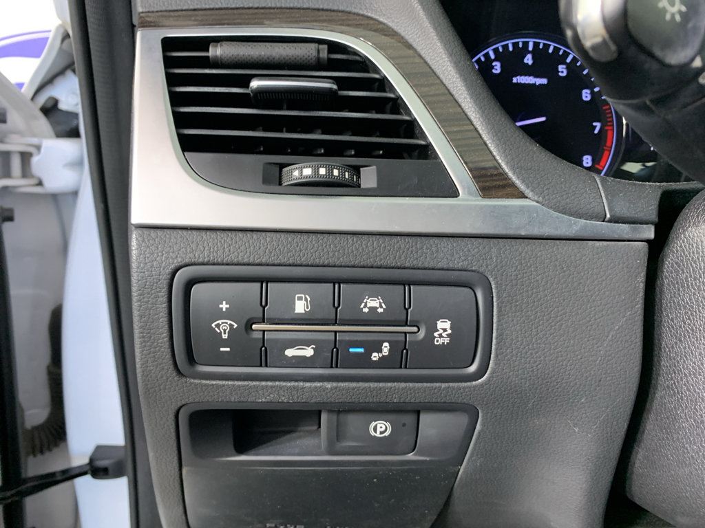 Used 2017 Genesis G80 3.8 AWD/4WD image 16