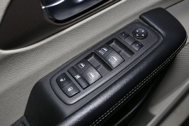Used 2022 Chrysler Voyager LX FWD image 33