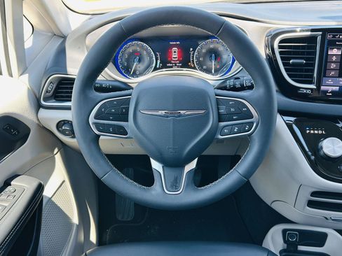 Used 2024 Chrysler Pacifica Touring-L FWD image 15