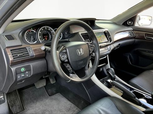 Used 2017 Honda Accord Touring image 17