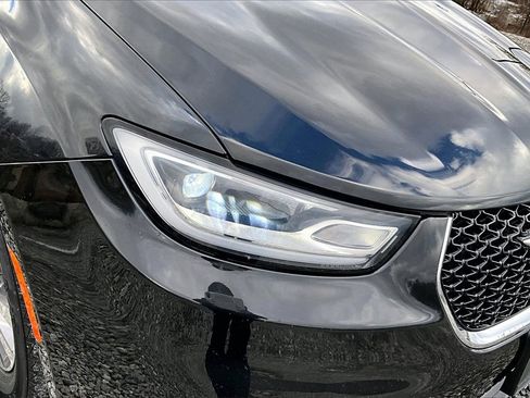 Used 2023 Chrysler Pacifica Touring-L image 28