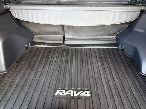 Used 2021 Toyota RAV4 XLE w/ Convenience Package AWD/4WD image 16